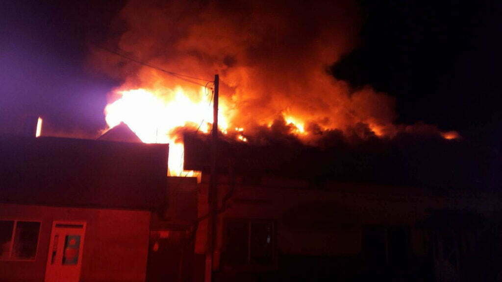 Trei gospodării afectate de incendiu, intervenţie cu şase maşini