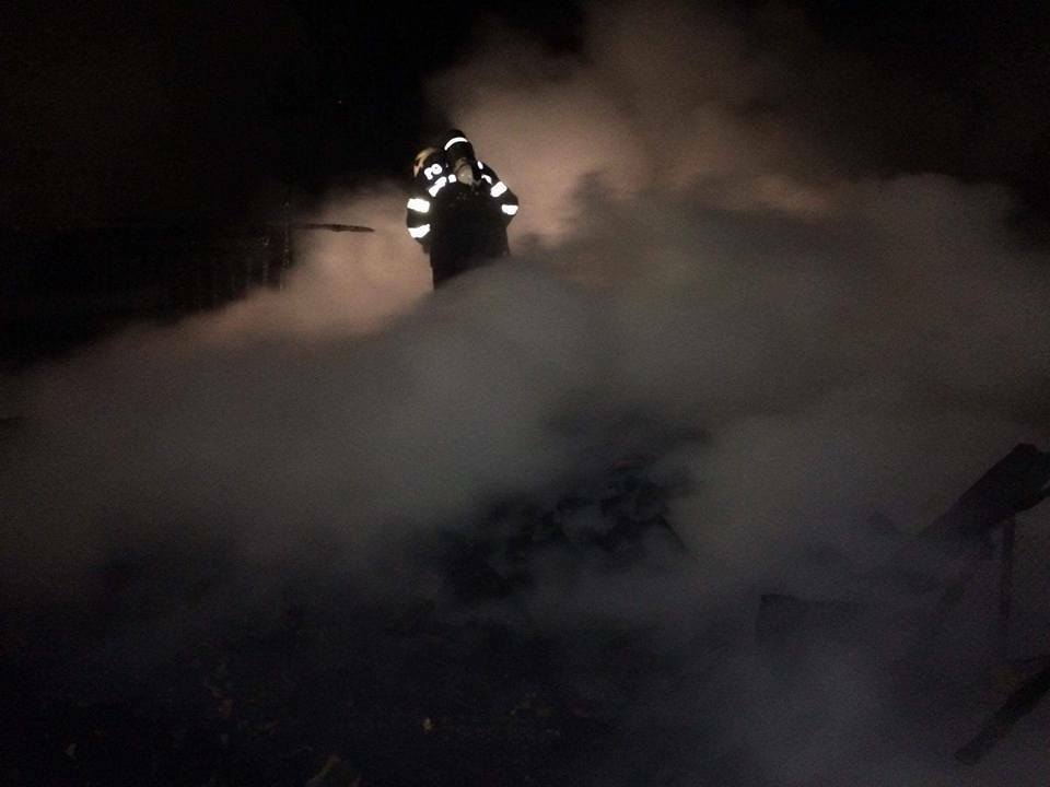 Vama: Incendiul de la un restaurant şi un magazin, extins la o casă vecină