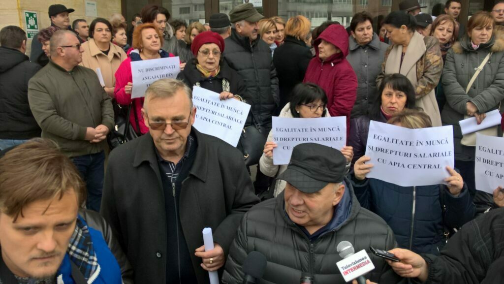 Protest la APIA Suceava, din cauza scăderii salariilor