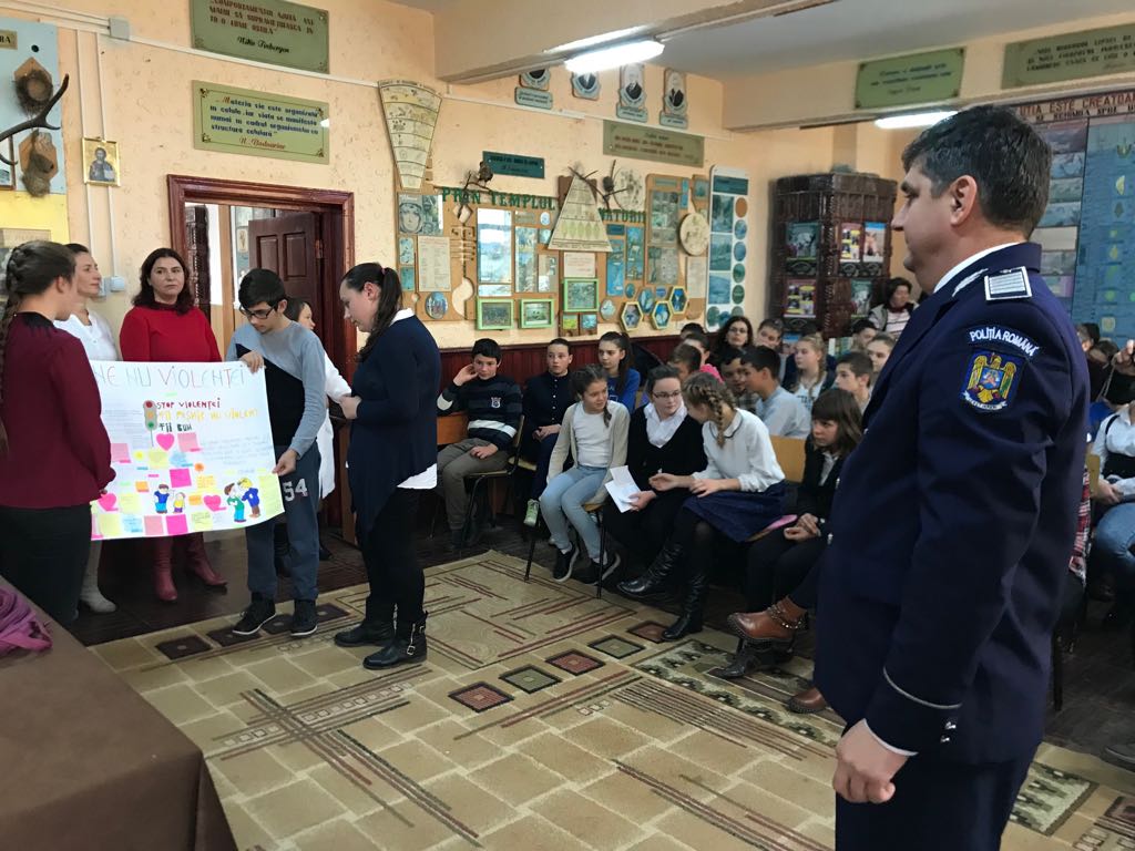Poliţia, acţiune de prevenţie la Şcoala Şerbăuţi