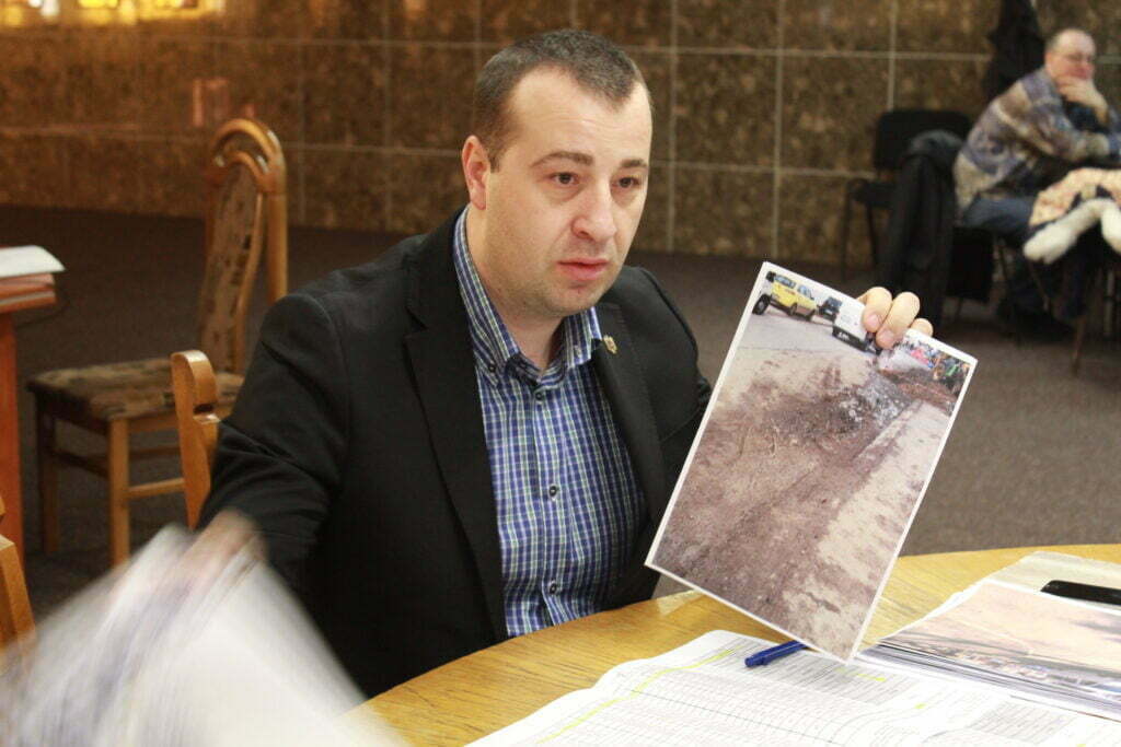 Angajaţii Primăriei, trimişi să identifice găurile din asfalt