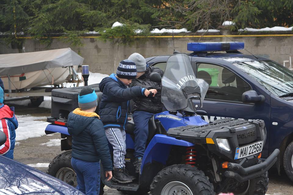 Sute de elevi la Jandarmerie, la Ziua Porţilor Deschise