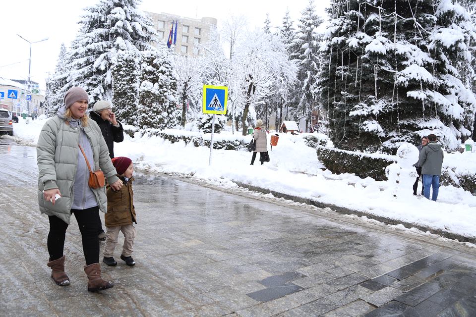 Vine iarăşi ninsoarea