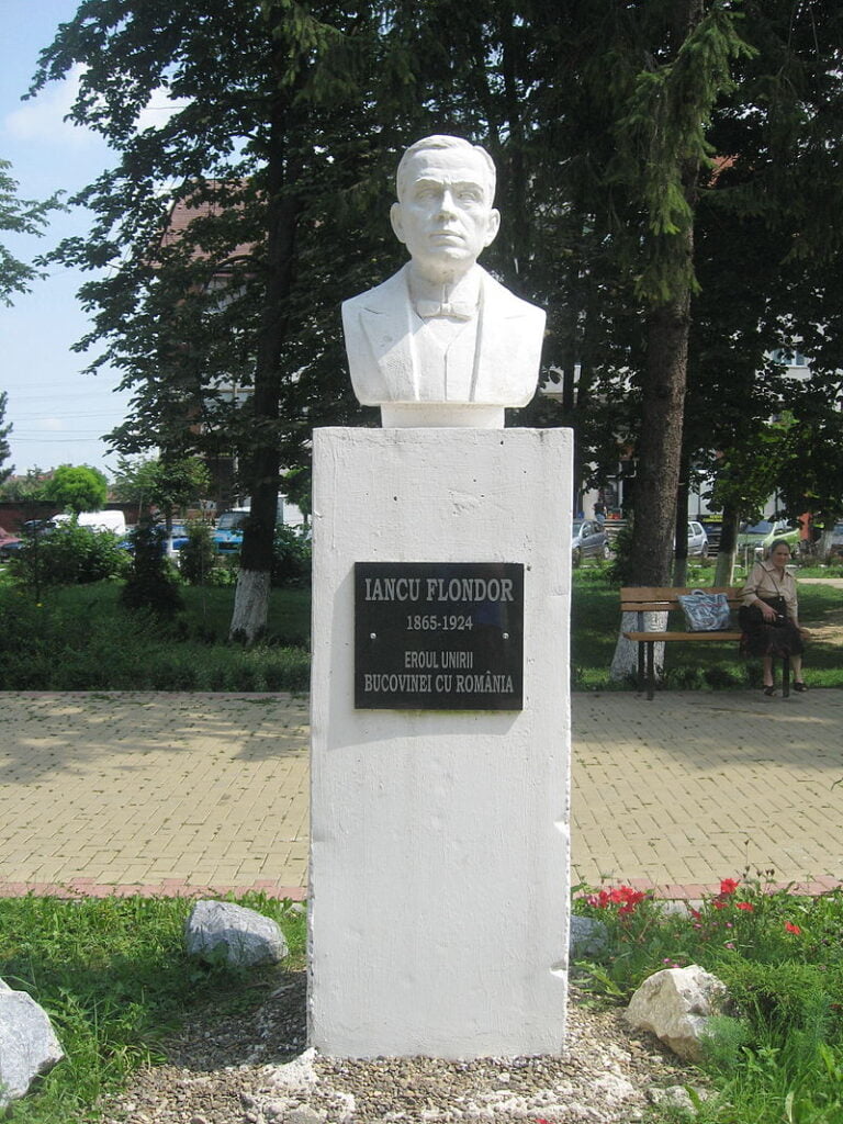 Bust al lui Iancu Flondor, la Suceava şi la Alba Iulia