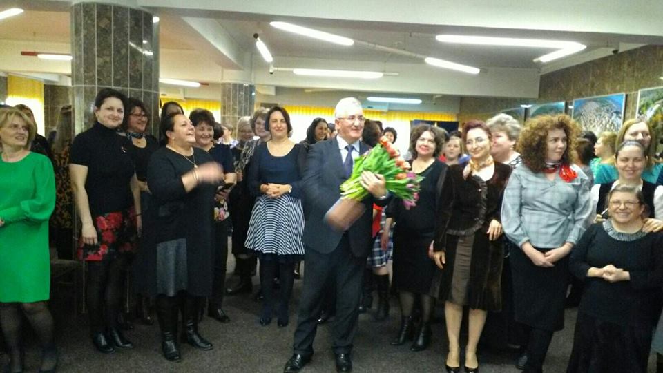 Lungu, cu flori de 8 martie