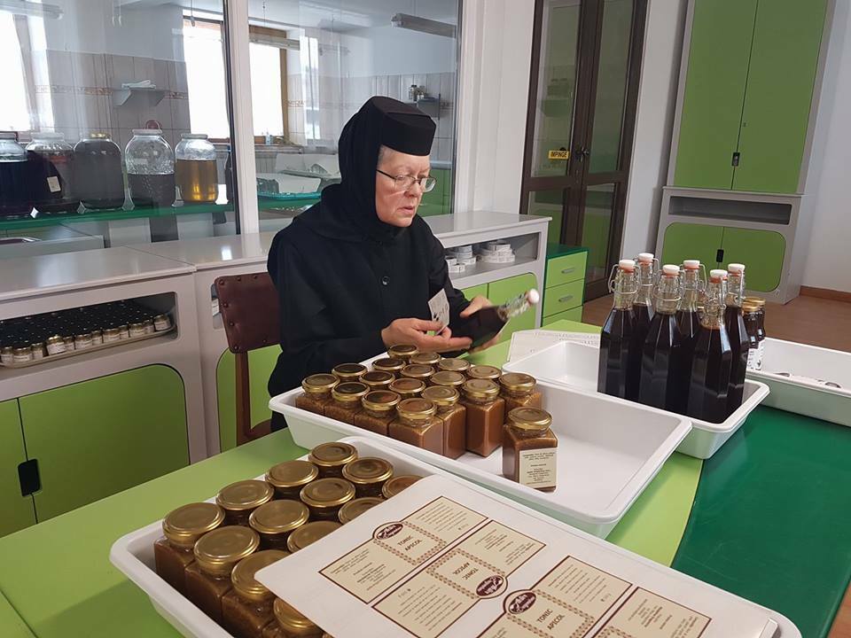 Produse naturiste de la Mănăstirea Dragomirna, vîndute on-line