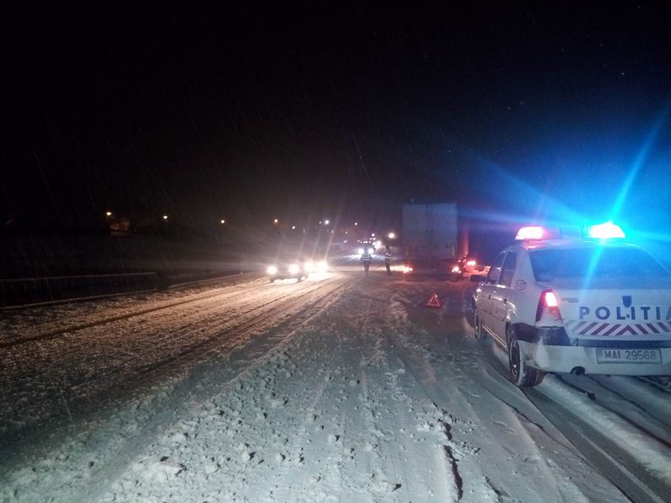 Din cauza zăpezii, 20 de autobuze blocate în Obcini