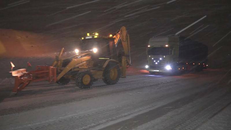 Traficul blocat pentru 2 ore din cauza vremii