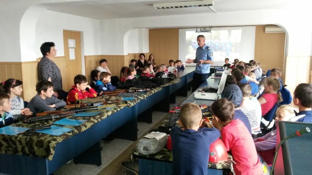 Elevi în vizită la Jandarmerie