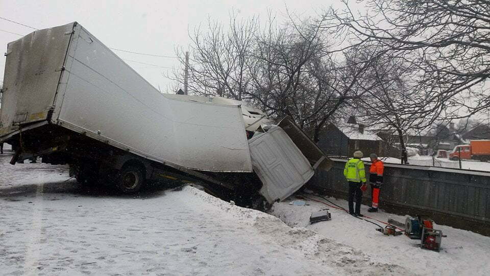 Un mort şi trei răniţi pe şoselele Sucevei