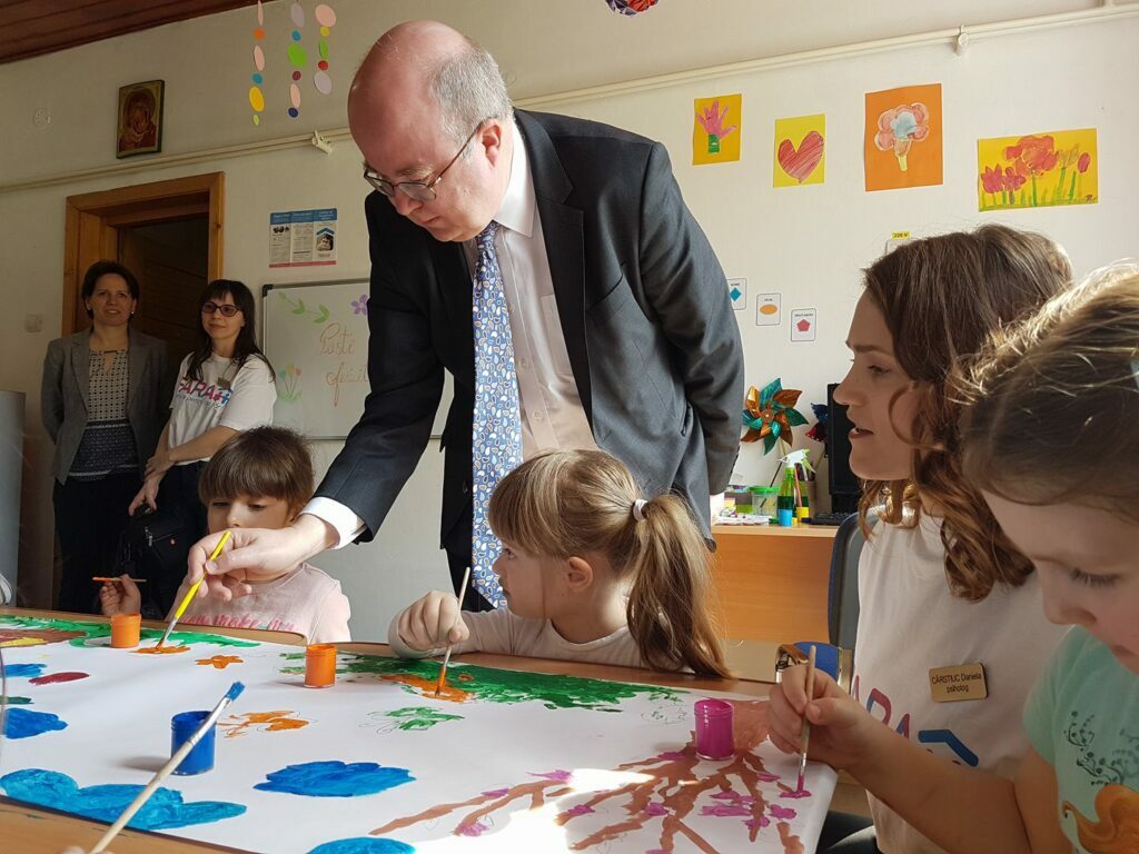 Ambasadorul Brummell, “pictor” la FARA Suceava