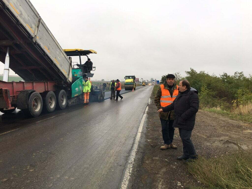 Lucrări de asfaltare şi balastare pe drumurile din judeţ