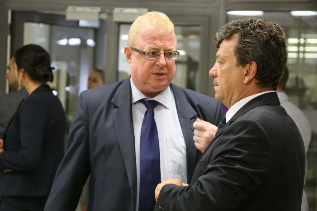 La sediul PNL, cu fluturaşul de salariu