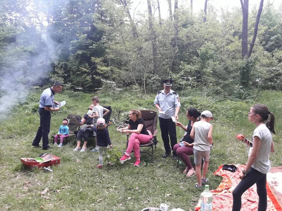 Poliţiştii suceveni, cu sfaturi şi pliante printre grătare