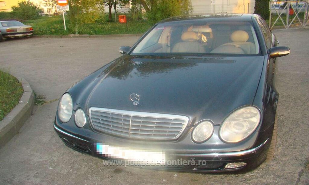 În Vama Siret, cu maşina furată şi fără permis