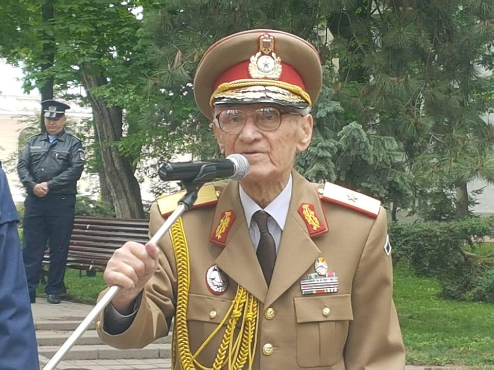 Generalul şi profesorul Filip, premiat la 95 de ani. Obligatoriu