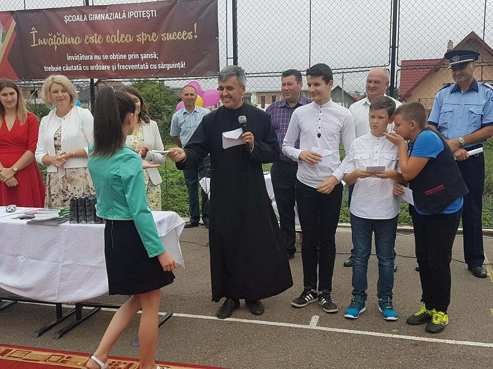 7 elevi merituoşi, premiaţi de preotul Bobu