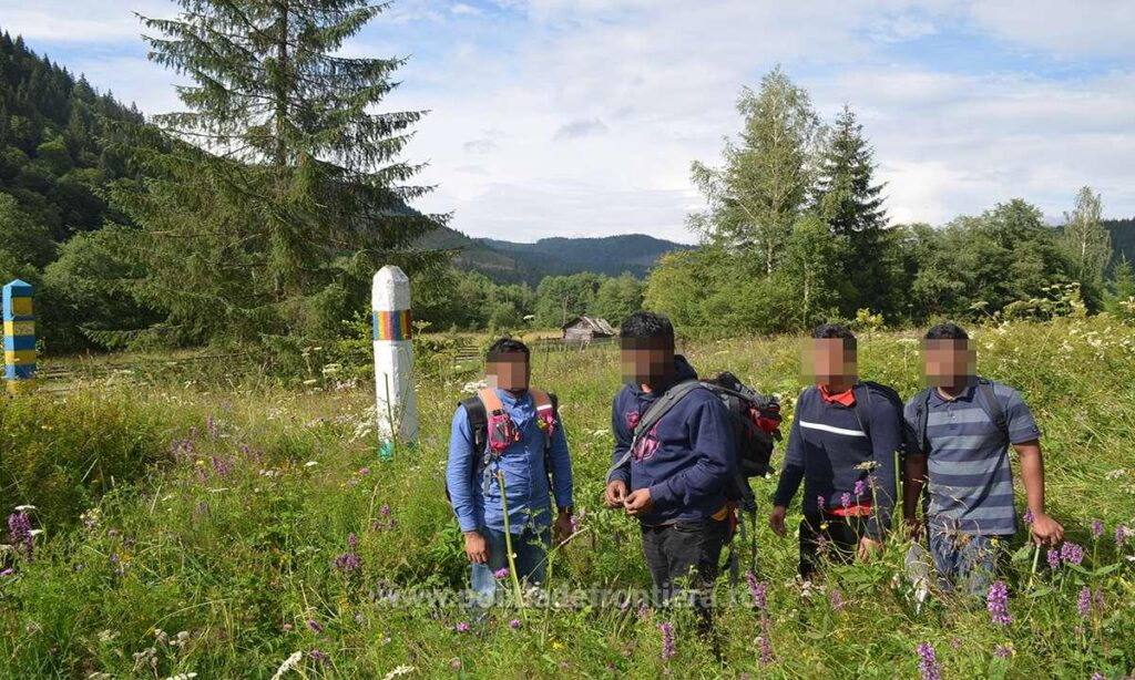 Cetăţeni din Bangladesh, prinşi între Izvoarele Sucevei şi Cîmpulung