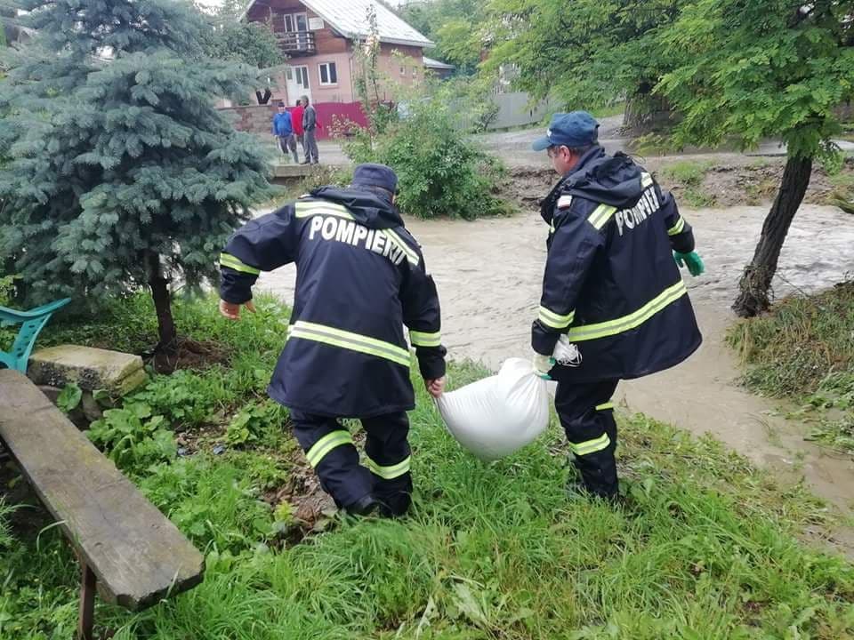 Curţi inundate la Cîmpulung şi Slătioara