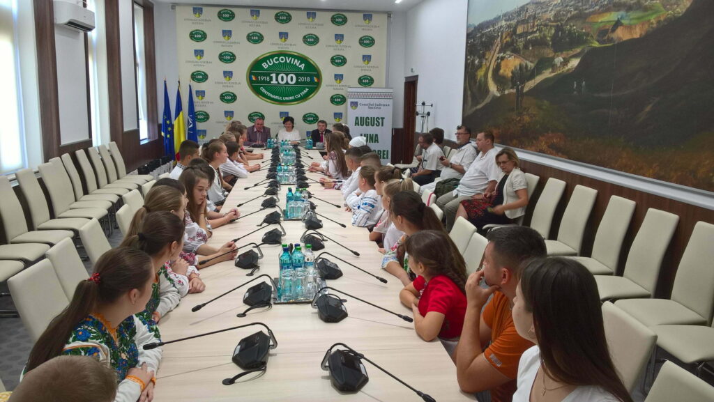 Elevi de etnie română de la Cernăuţi, în tabără la Suceava