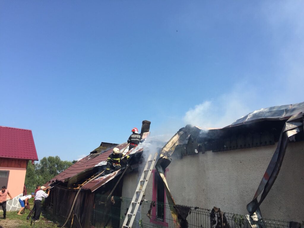 Incendiu la 3 gospodării, intervenţie cu 8 autospeciale