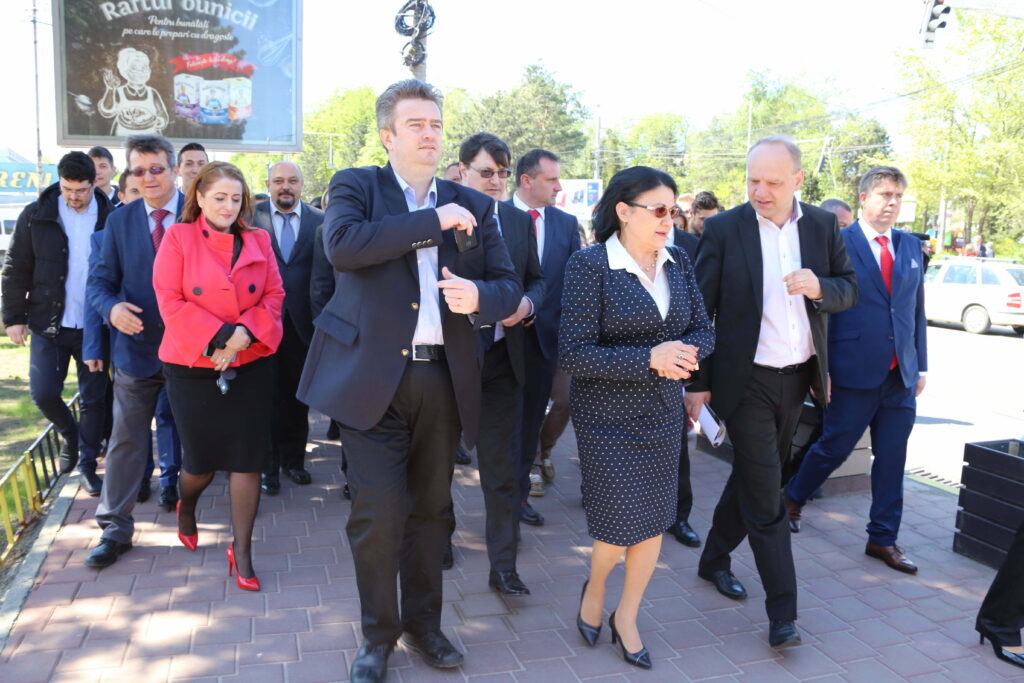 Decît scandal, mai bine poveşti amuzante