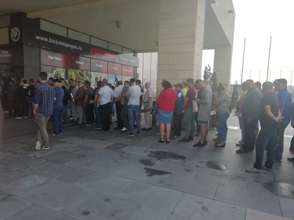 La Paşapoarte şi la Înmatriculări se lucrează pe 16 şi 17 august