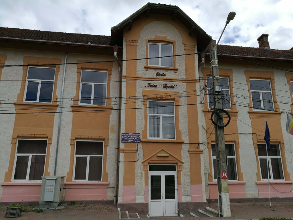 Şcoala e pe moarte, căminul cultural să trăiască!