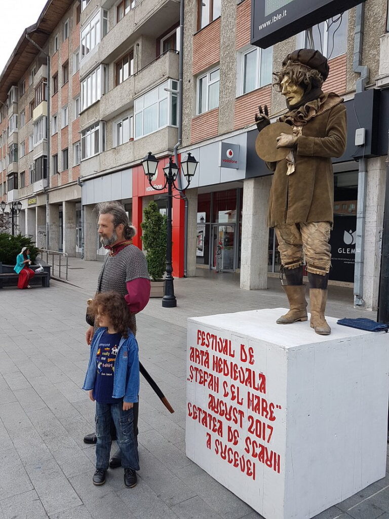 Statui vivante pe străzile Sucevei