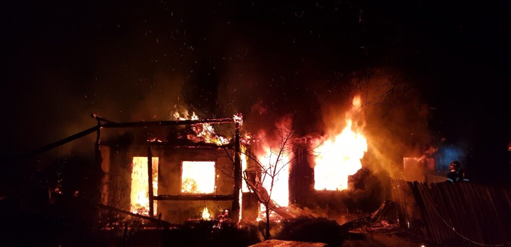 Incendiu la Găineşti, 3 porci morţi