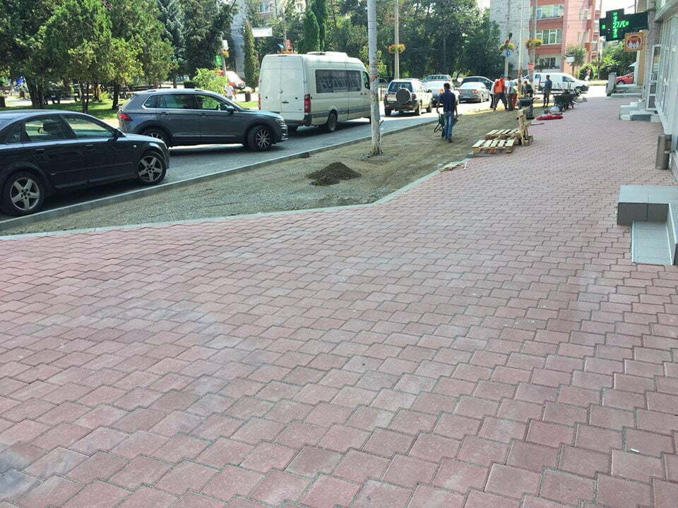 Trotuar „tăiat” pentru locuri de parcare
