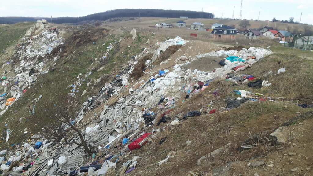 Cu gunoaiele pe cîmpuri şi cu banii luaţi