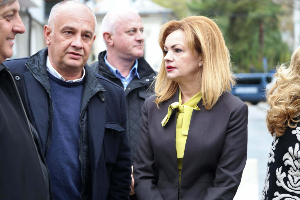 Crăparea coaliţiei în mod democratic