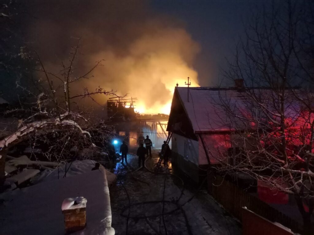 Incendiu la Măneuţi, şase maşini de intervenţie