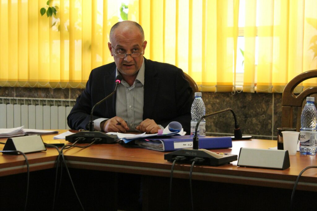 Băişanu are dreptate. Pînă la un punct