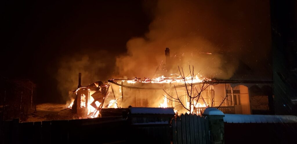 Incendiu anunţat cu întîrziere, la Rîşca