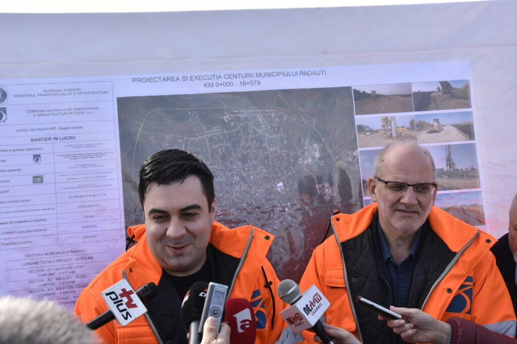 Lopata, pietrişul şi basculanta împotmolită