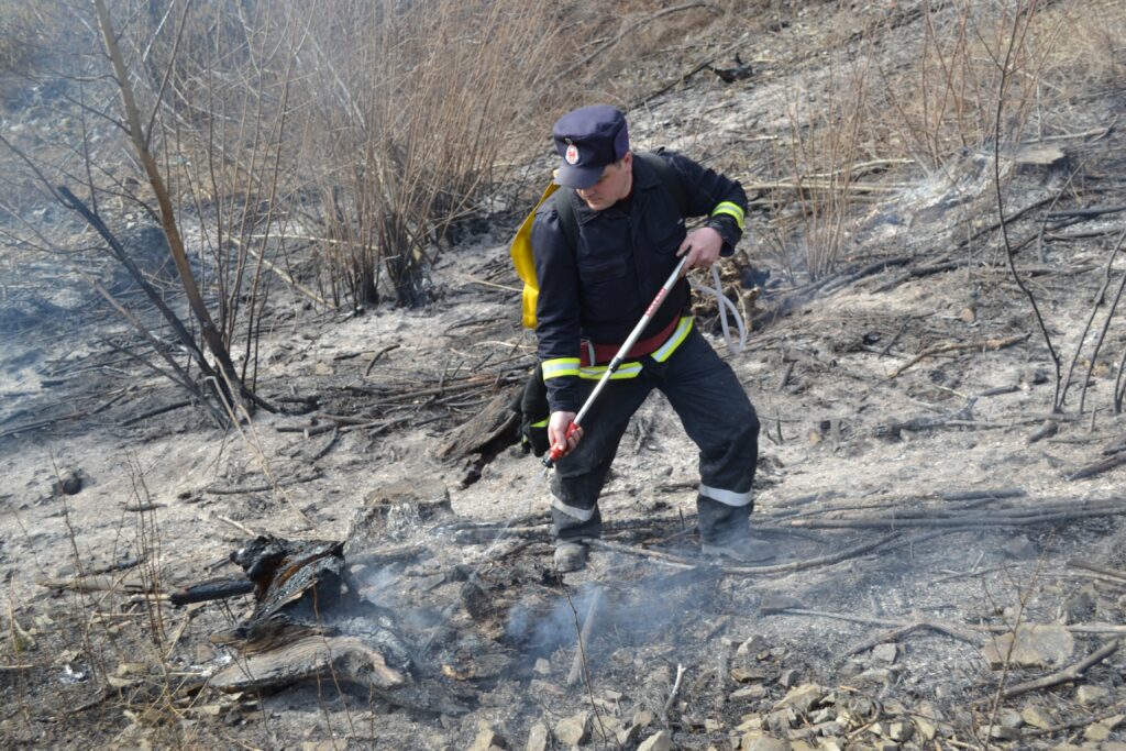42 de incendii la vegetaţia uscată, în 30 de localităţi sucevene