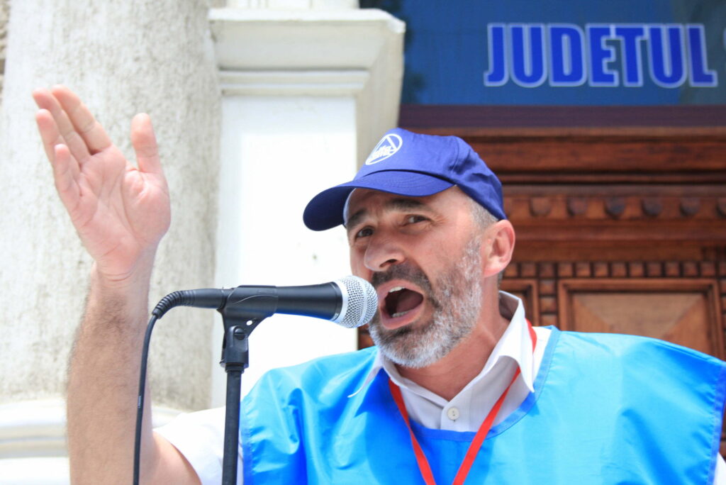 Prefectura Suceava, pichetată de sindicaliştii din învăţămînt