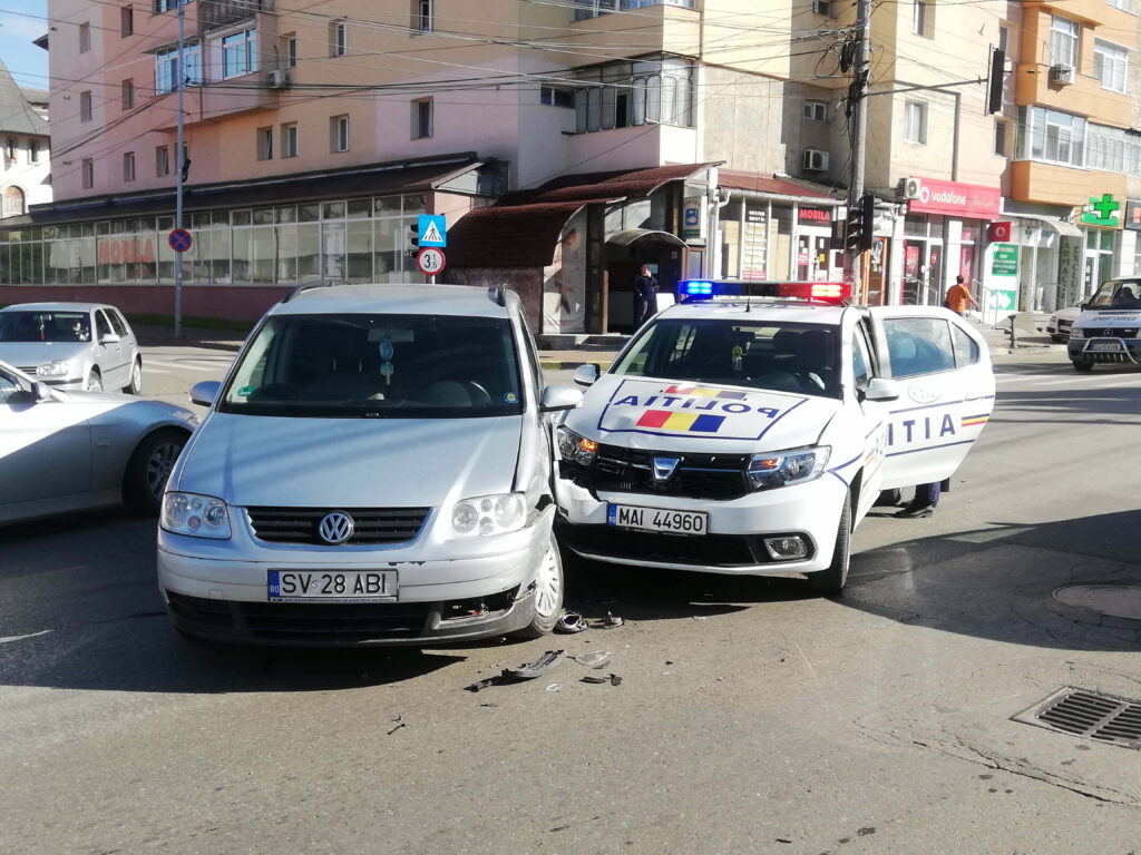 O autospecială de poliție a fost ciocnită de un alt autoturism