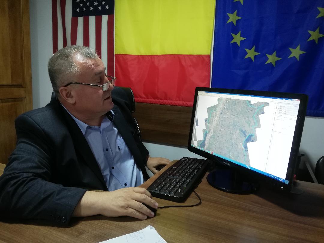 CJ Suceava cu vopsitul, Primăria Cornu Luncii cu scrisul