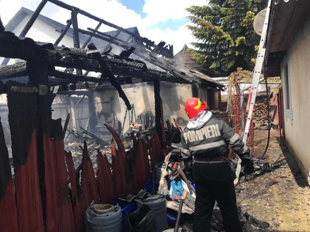 Patru autospeciale, la un incendiu izbucnit la Fălticeni