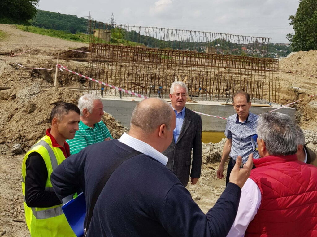 Primarul Ion Lungu a inspectat lucrările la noul pod peste rîul Suceava