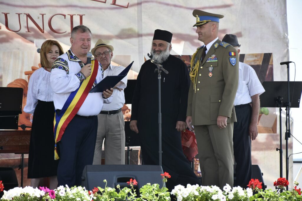 Comandantul unui batalion de paraşutişti, cetăţean de onoare al comunei Cornu Luncii