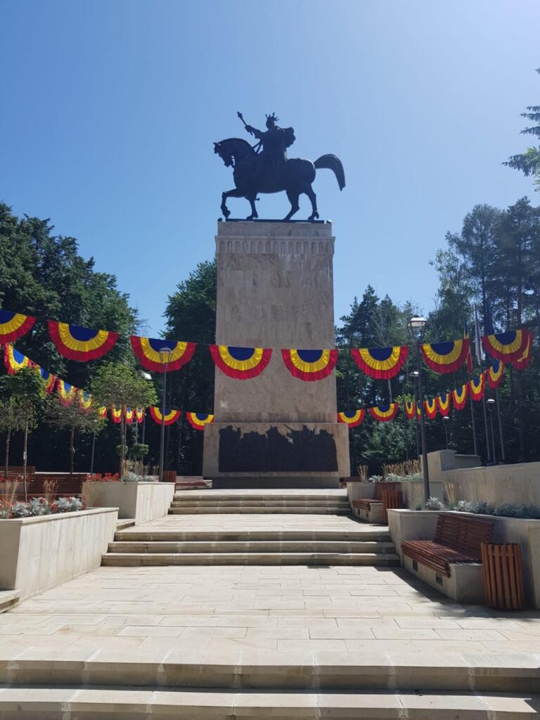 Depunere de coroane de flori la statuia lui Ştefan