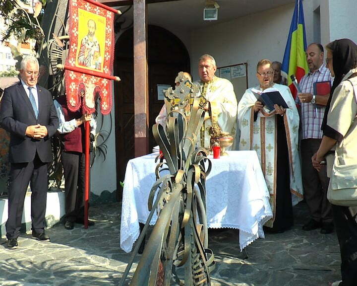 Crucea de la Biserica „Naşterea Maicii Domnului”, sfinţită