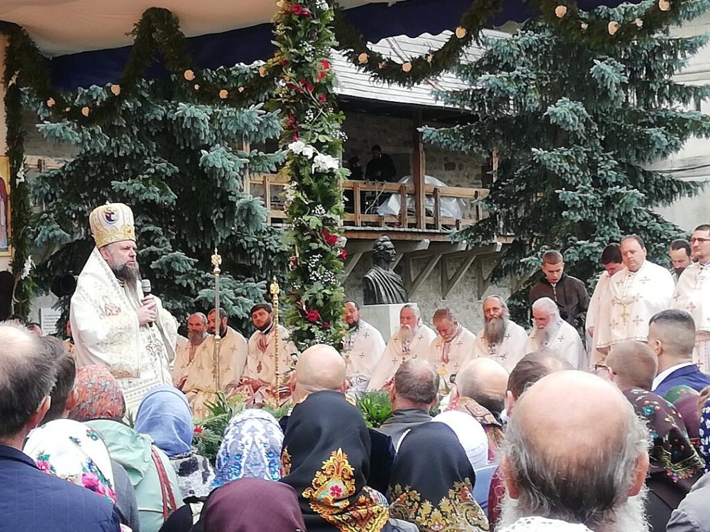 Feţe bisericeşti din străinătate şi politicieni din Bucureşti, la Mănăstirea Putna