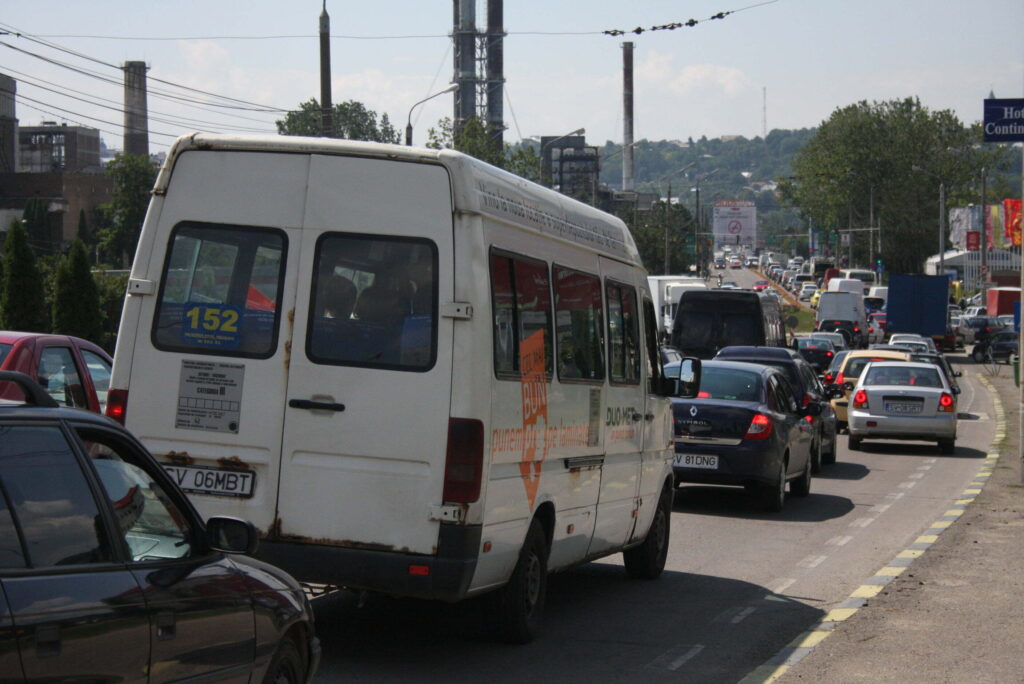 9 maşini care făceau transport ilegal de persoane, indisponibilizate