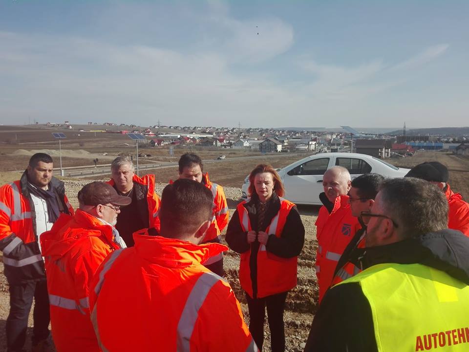 La o felie de tort, la doamna prefect