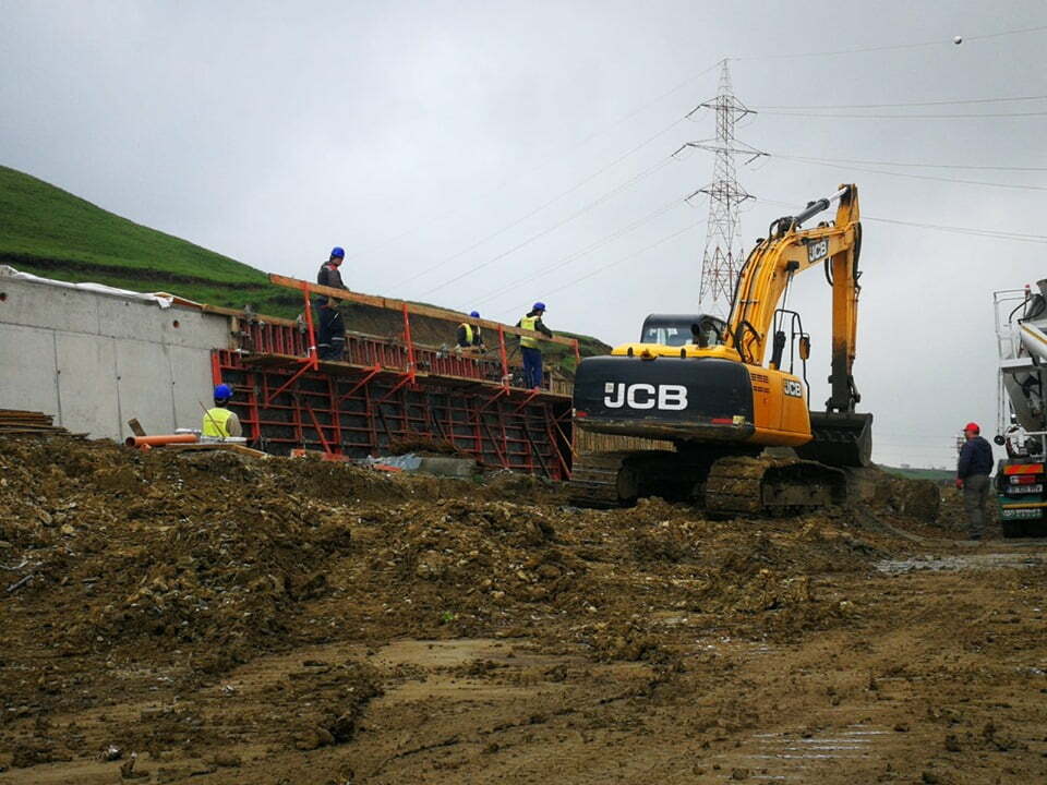 Propagandă şi şosea neterminată